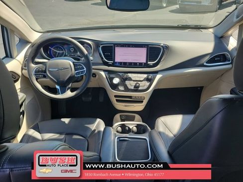 Used 2024 Chrysler Pacifica Touring-L FWD image 9