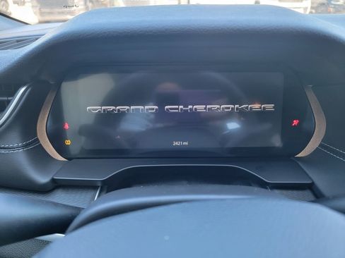 Used 2025 Jeep Grand Cherokee Laredo image 16