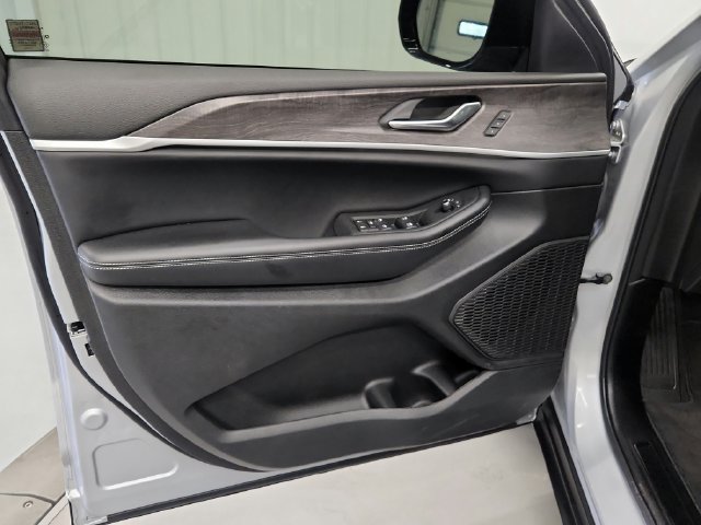 Used 2025 Jeep Grand Cherokee Limited RWD image 13