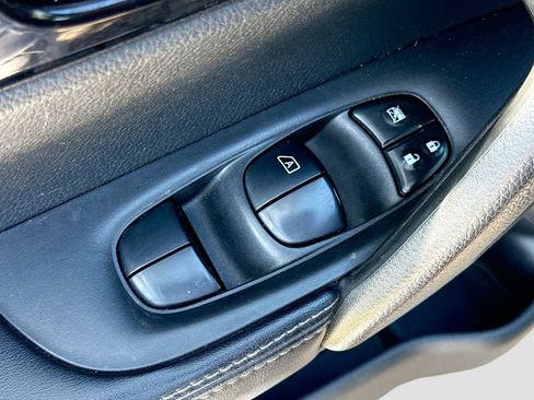 Used 2020 Nissan Rogue Sport SV FWD image 18