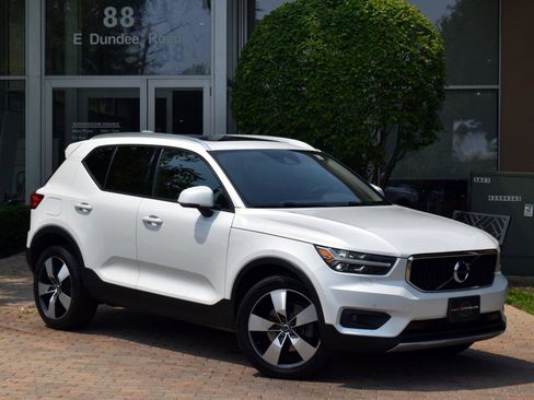 Used 2022 Volvo XC40 T5 Momentum w/ Premium Package image 2