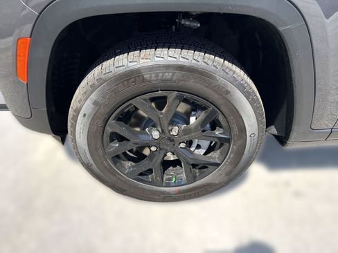 New 2025 Jeep Grand Cherokee Altitude image 8