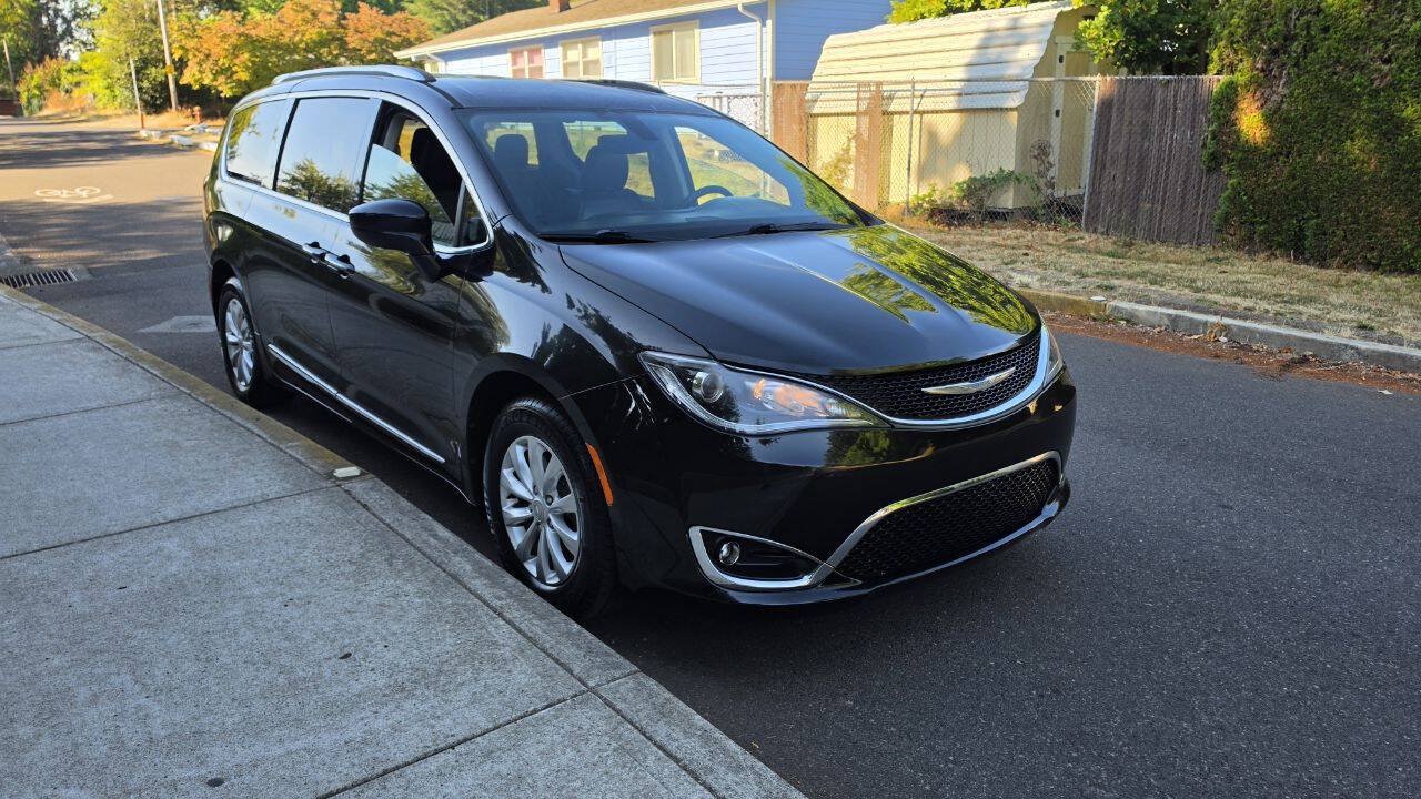 Used 2018 Chrysler Pacifica Touring-L FWD image 3