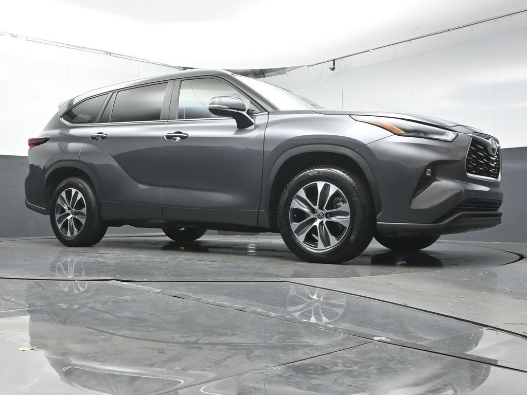 Used 2024 Toyota Highlander XLE FWD image 40