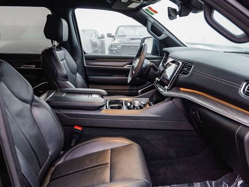 Certified 2024 Jeep Wagoneer L Series II w/ Flexible Seating Group image 17