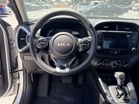 Used 2025 Kia Soul LX FWD image 16