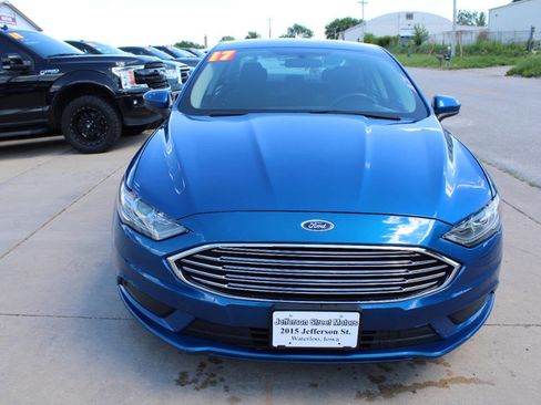 Used 2017 Ford Fusion SE w/ Fusion SE Technology Package FWD image 3