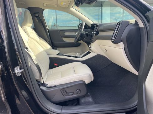 Certified 2023 Volvo XC40 B5 Plus w/ Protection Package Premier image 17