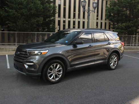 Used 2020 Ford Explorer XLT w/ Equipment Group 202A AWD/4WD image 12