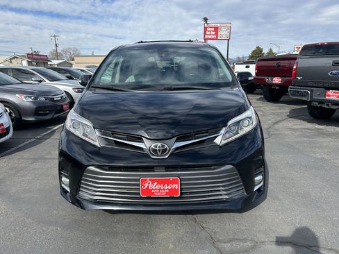 Used 2018 Toyota Sienna Limited w/ Carpet Mat Package image 3