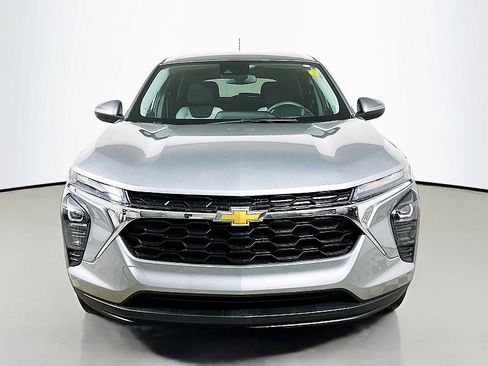 Used 2024 Chevrolet Trax LS w/ LS Convenience Package FWD image 2