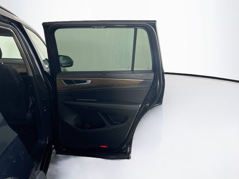 Used 2025 Volkswagen Atlas SE FWD image 32