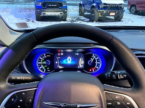 Used 2024 Chrysler Pacifica Select image 18