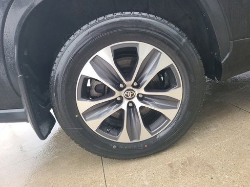 Used 2024 Toyota Highlander XLE image 10