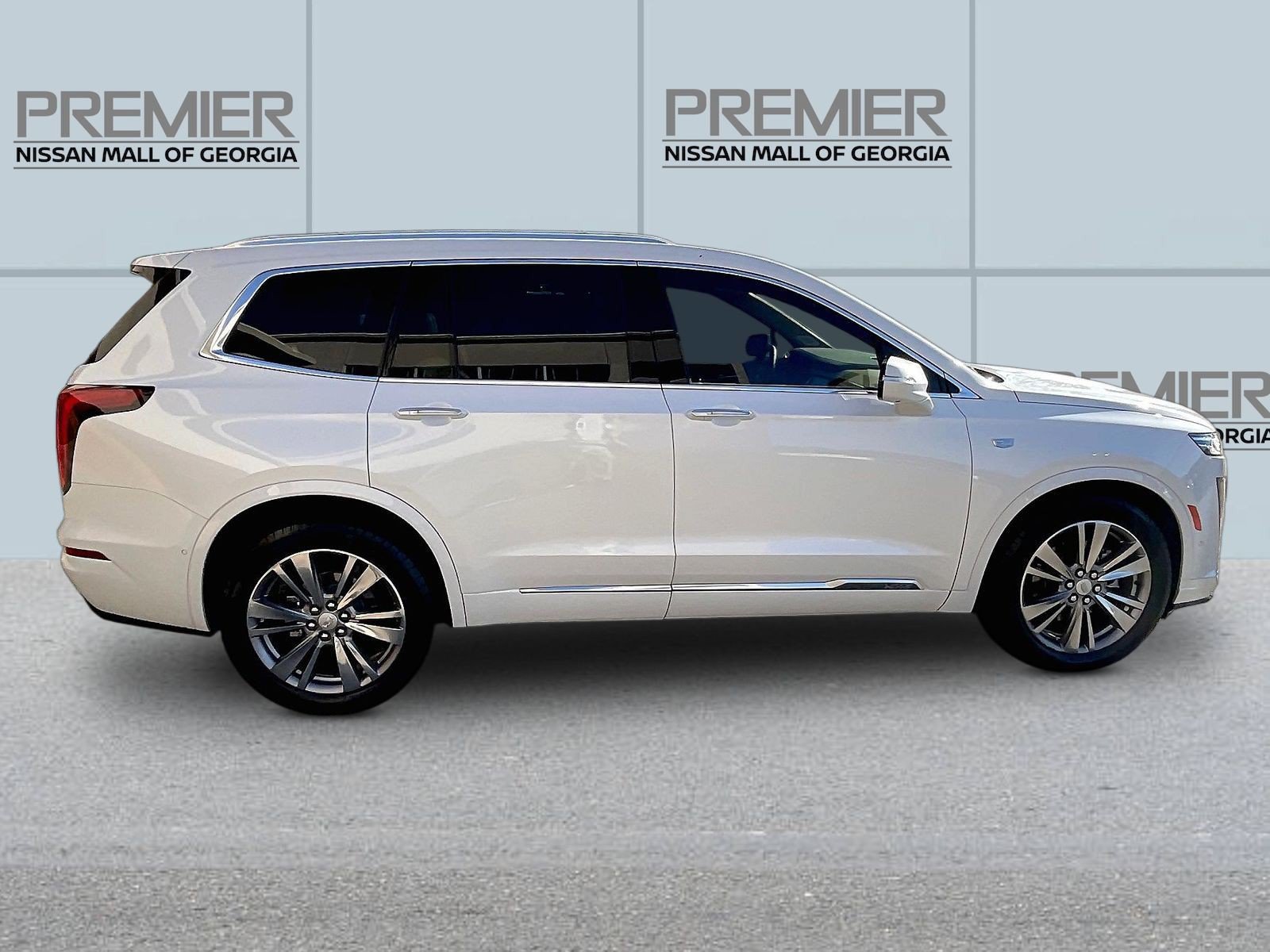 Used 2025 Cadillac XT6 Premium Luxury w/ Platinum Package FWD image 8