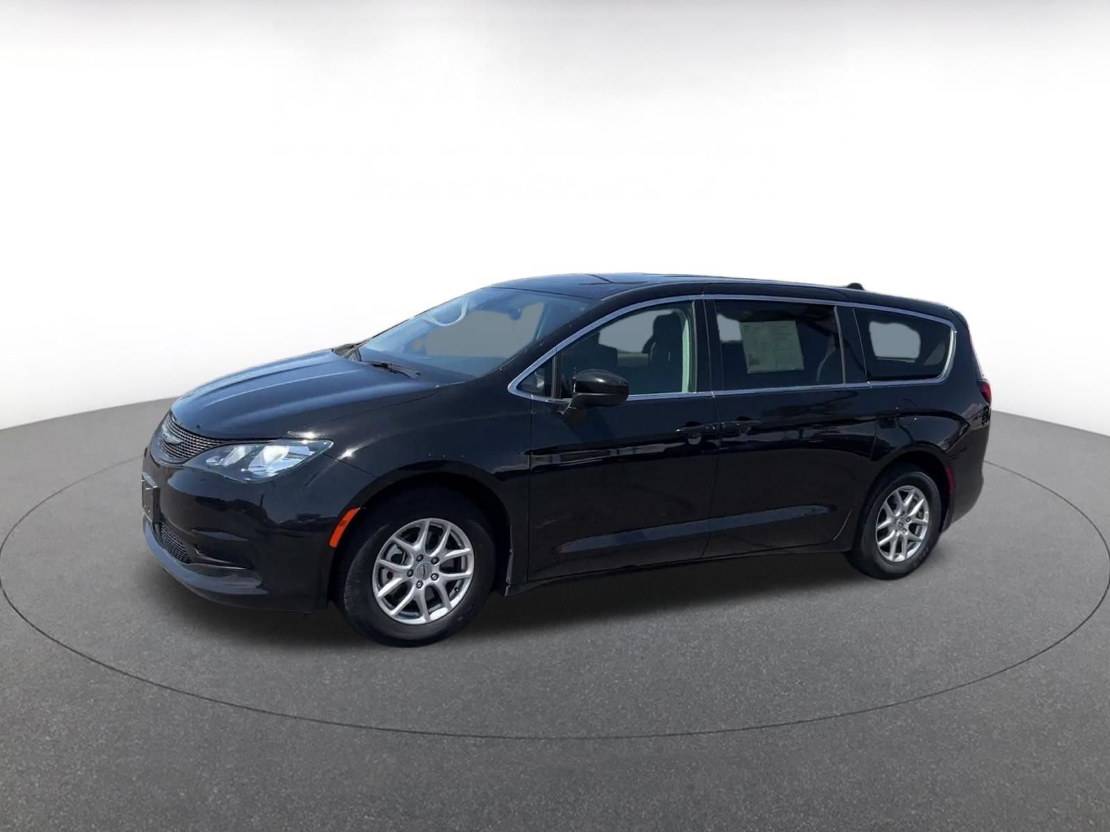 Used 2024 Chrysler Voyager LX FWD image 7