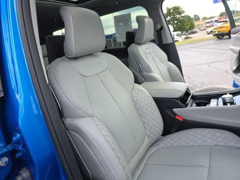 Used 2023 Jeep Grand Cherokee L Summit w/ Advanced Protech Group IV AWD/4WD image 50