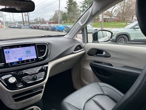 Used 2024 Chrysler Pacifica Touring-L FWD image 16
