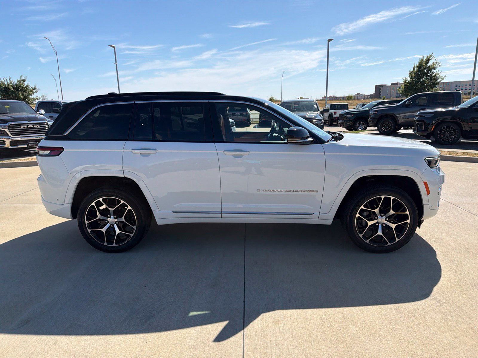 Used 2025 Jeep Grand Cherokee Summit AWD/4WD image 6