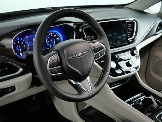 Used 2023 Chrysler Pacifica Limited FWD image 19