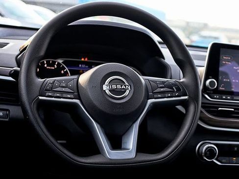 Used 2025 Nissan Altima 2.5 SV image 4