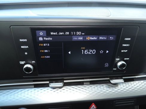 Used 2022 Kia Carnival LX image 18