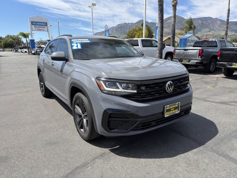 Used 2021 Volkswagen Atlas Cross Sport SE w/ Panoramic Sunroof Package FWD image 2