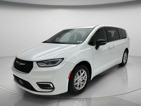 Used 2025 Chrysler Pacifica Select FWD image 3