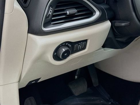 Used 2024 Chrysler Pacifica Touring-L FWD image 10
