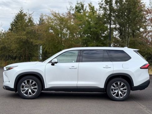 Used 2024 Toyota Grand Highlander AWD image 2