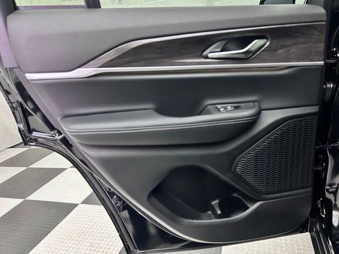 New 2025 Jeep Grand Cherokee Limited w/ Black Appearance Package image 18