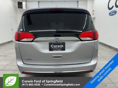 Used 2018 Chrysler Pacifica Touring-L image 3