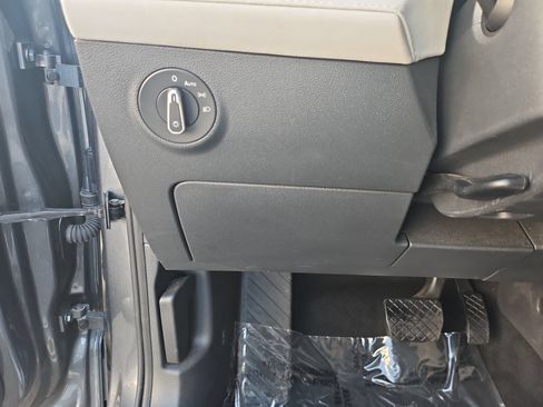 Used 2025 Volkswagen Taos SE FWD image 23