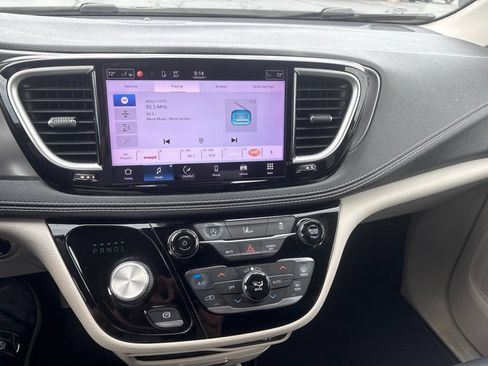 Used 2022 Chrysler Pacifica Touring-L FWD image 14