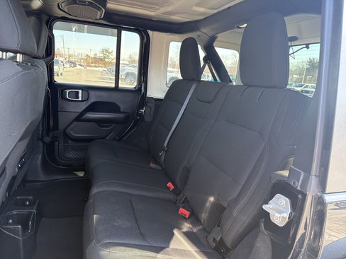 Used 2018 Jeep Wrangler Unlimited Sahara image 13