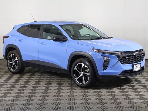 Used 2024 Chevrolet Trax RS w/ Sunroof Package FWD image 2