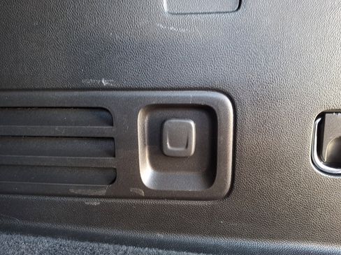 Used 2021 Chevrolet Traverse LT image 30