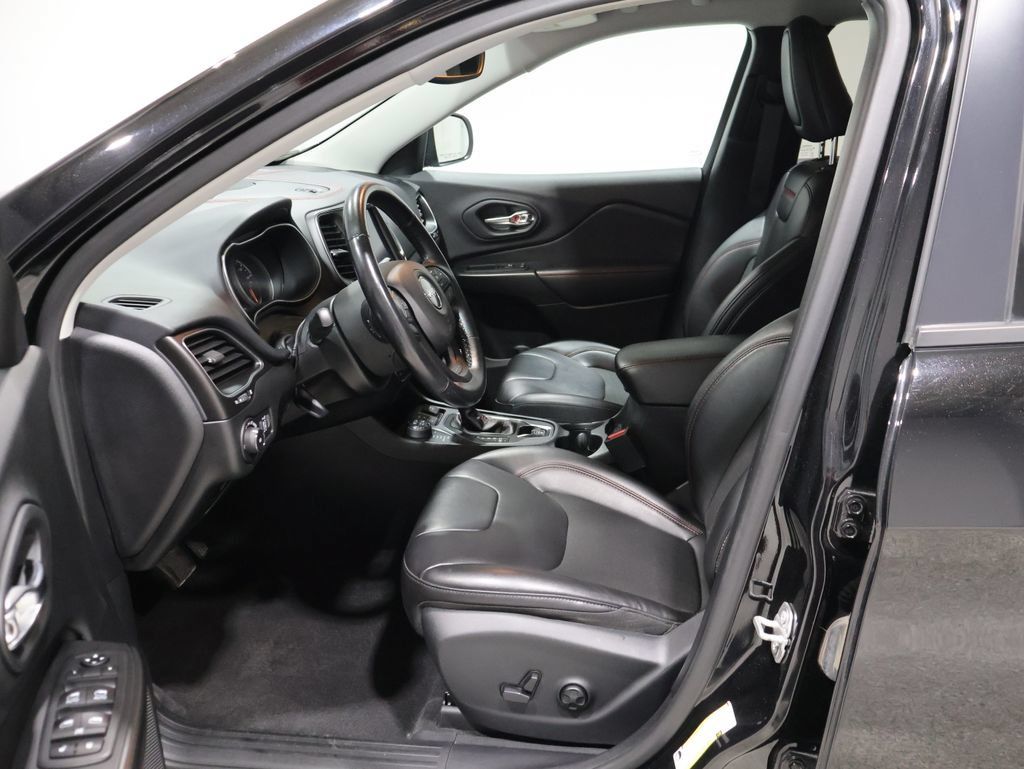 Used 2020 Jeep Cherokee Trailhawk w/ Cold Weather Group AWD/4WD image 9