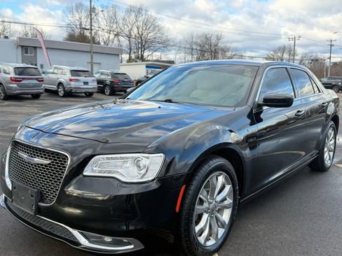 Used 2018 Chrysler 300 Touring L image 3
