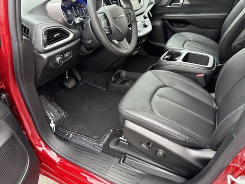 New 2026 Chrysler Pacifica Select image 12