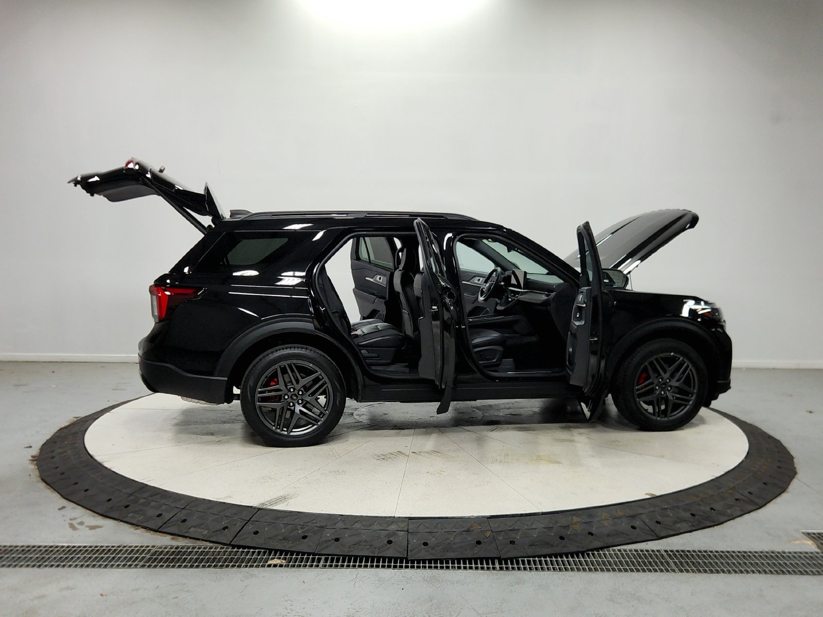 Used 2025 Ford Explorer ST-Line w/ ST-Line Street Pack AWD/4WD image 17