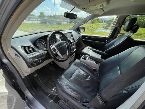 Used 2014 Chrysler Town & Country Touring FWD image 14