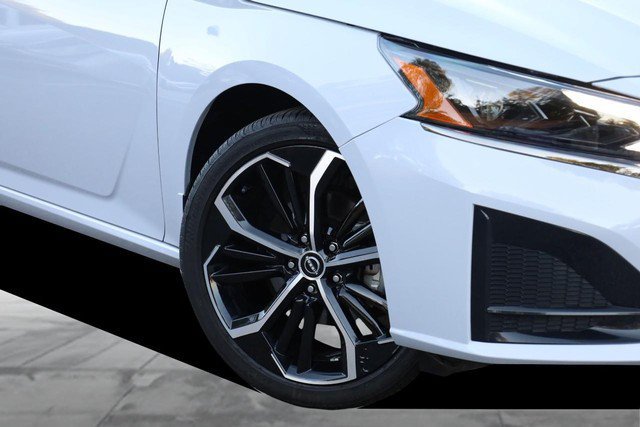 Certified 2025 Nissan Altima 2.5 SR w/ SR Premium Package FWD image 3