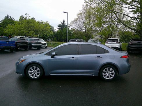 Used 2022 Toyota Corolla LE FWD image 2