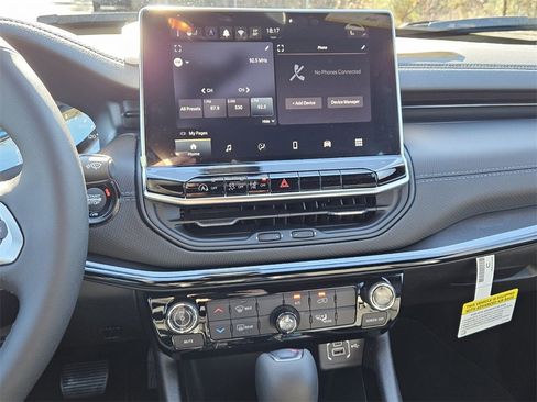 New 2026 Jeep Compass Latitude image 17