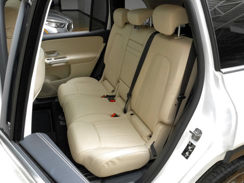 Used 2023 Mercedes-Benz GLB 250 4MATIC w/ Premium Package image 39