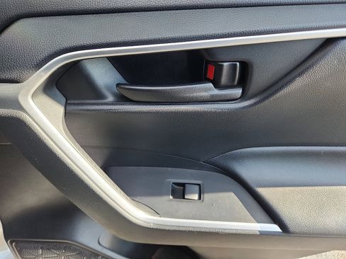 Used 2020 Toyota RAV4 LE image 31