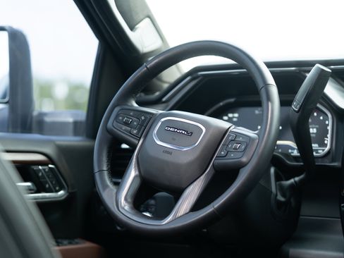 Used 2024 GMC Sierra 3500 Denali Ultimate AWD/4WD image 18