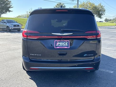 Used 2021 Chrysler Pacifica Touring-L FWD image 4