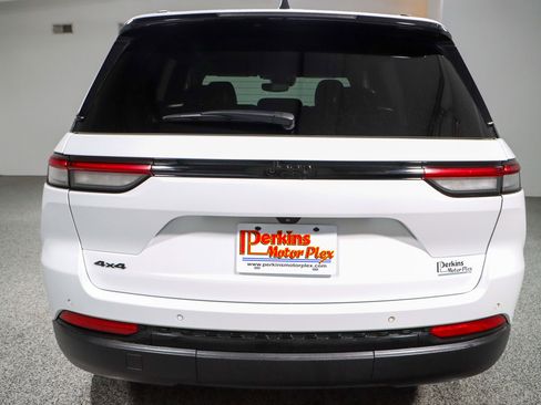 Used 2023 Jeep Grand Cherokee Altitude image 8